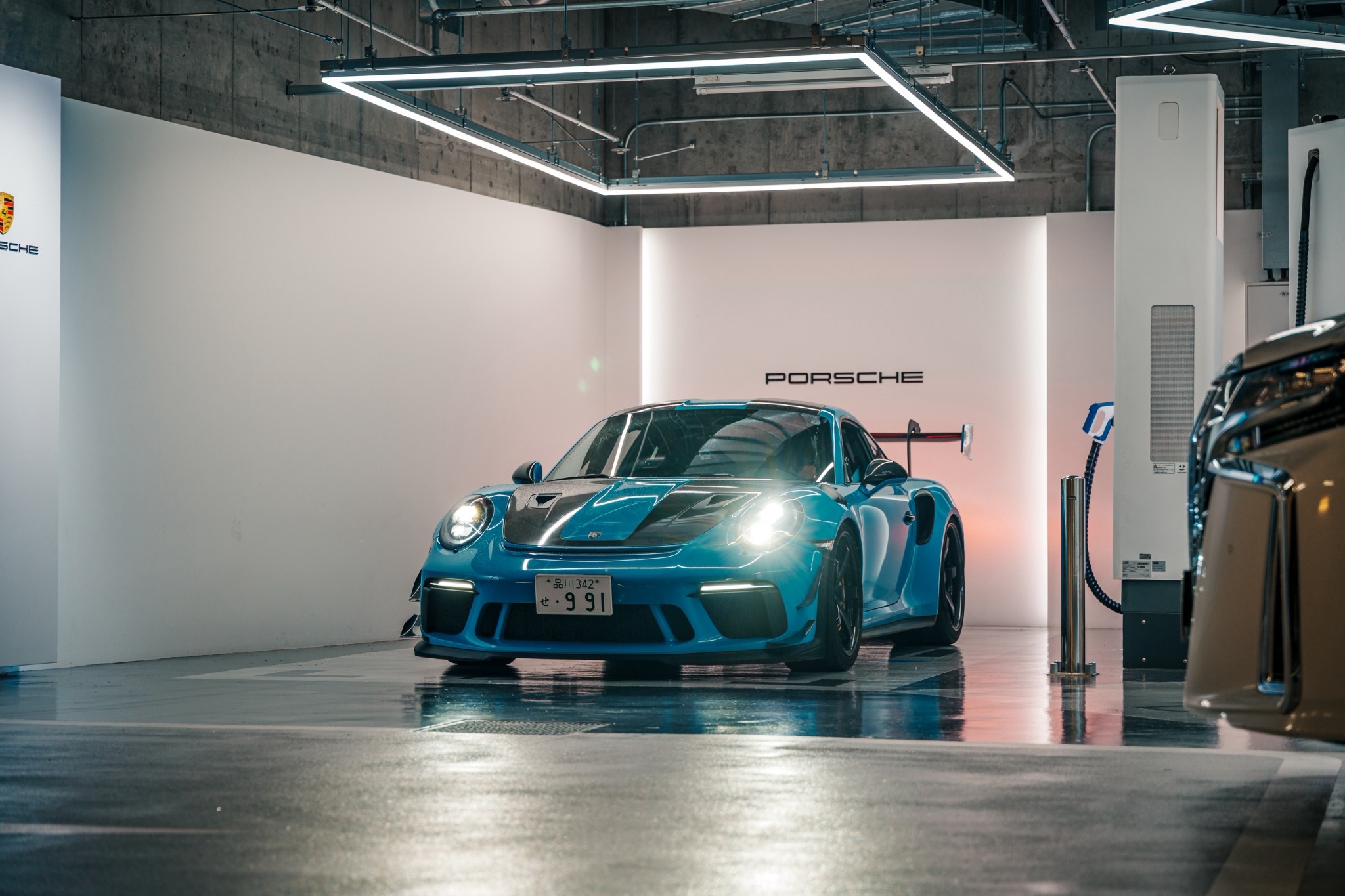 ポルシェのショールームに佇む水色の911 GT3RS